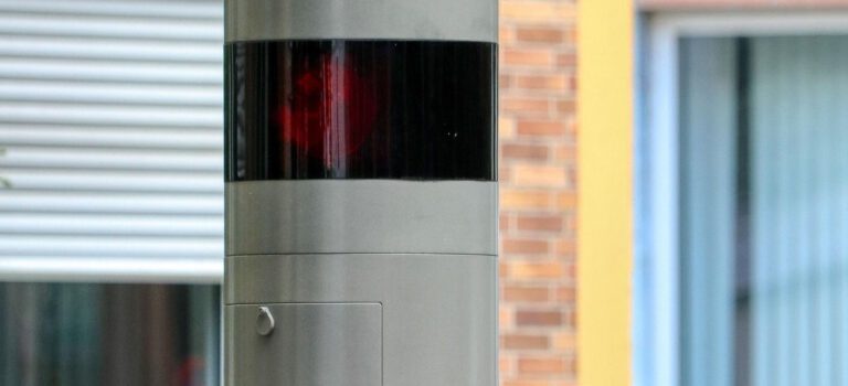 Sonderrechte mit Privatwagen – Bußgeld bei hoher Geschwindigkeitsüberschreitung und Direktionsrecht des Dienstherrn